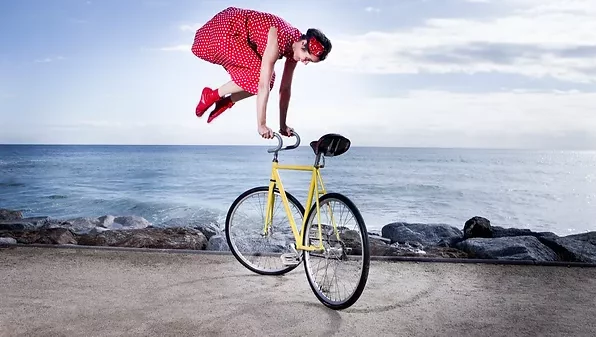 Una noia amb una biciclita
